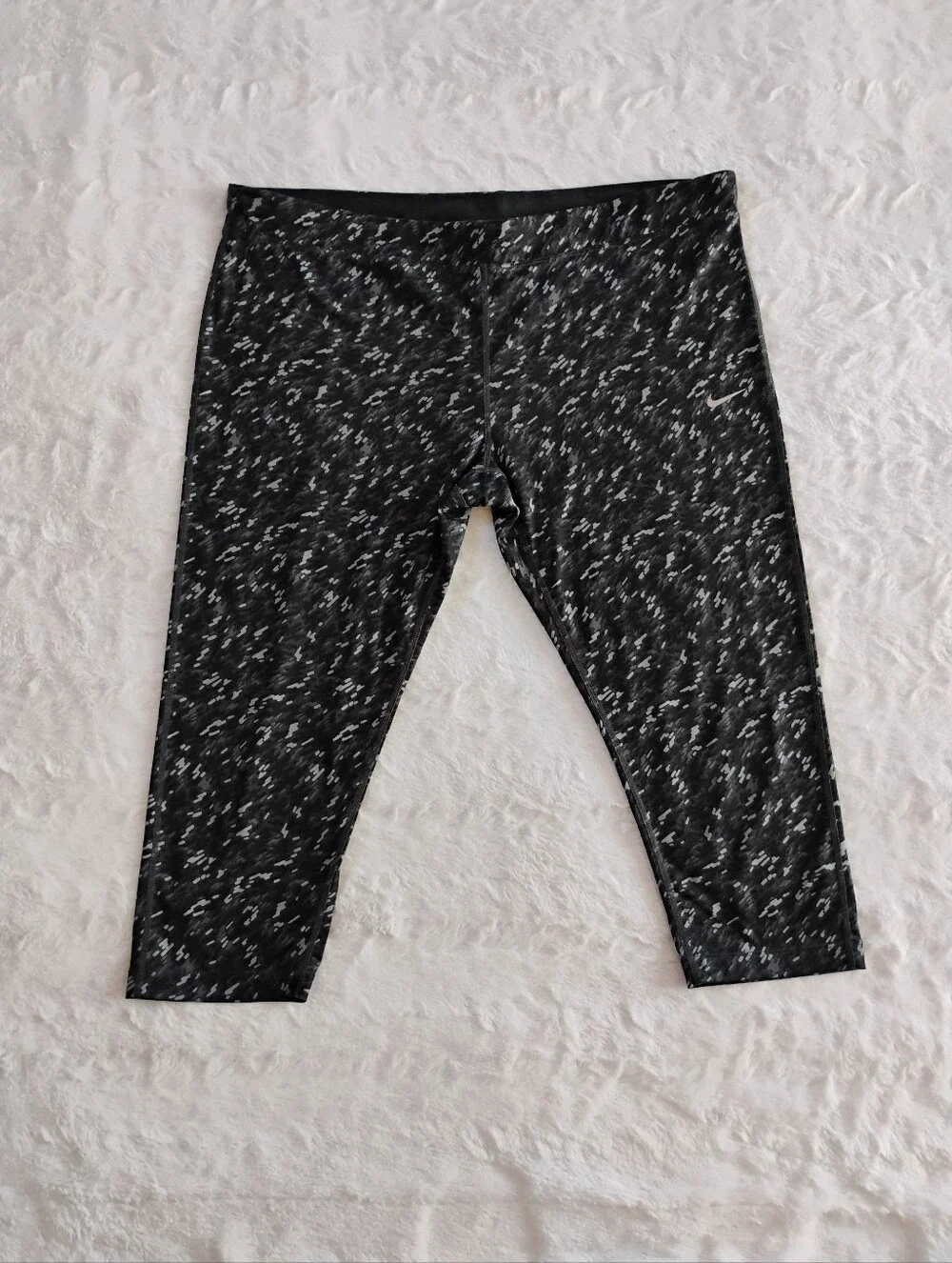 Nike Dri-Fit Black & Gray Pattern Capri Leggings
